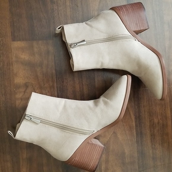 BP. Baylee Light Tan Faux Suede Heeled Side  Zippered Ankle Booties - 6M - Picture 2 of 10